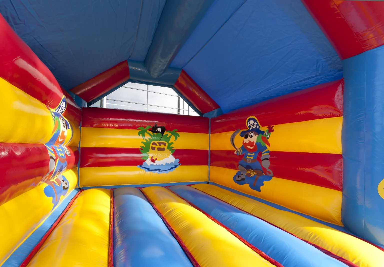 Hüpfburg Größe L ‚Pirat‘ auf Usedom – Ideal für Abenteuer-Events und Kindergeburtstagsfeiern mit Platz für bis zu 10 Personen.
