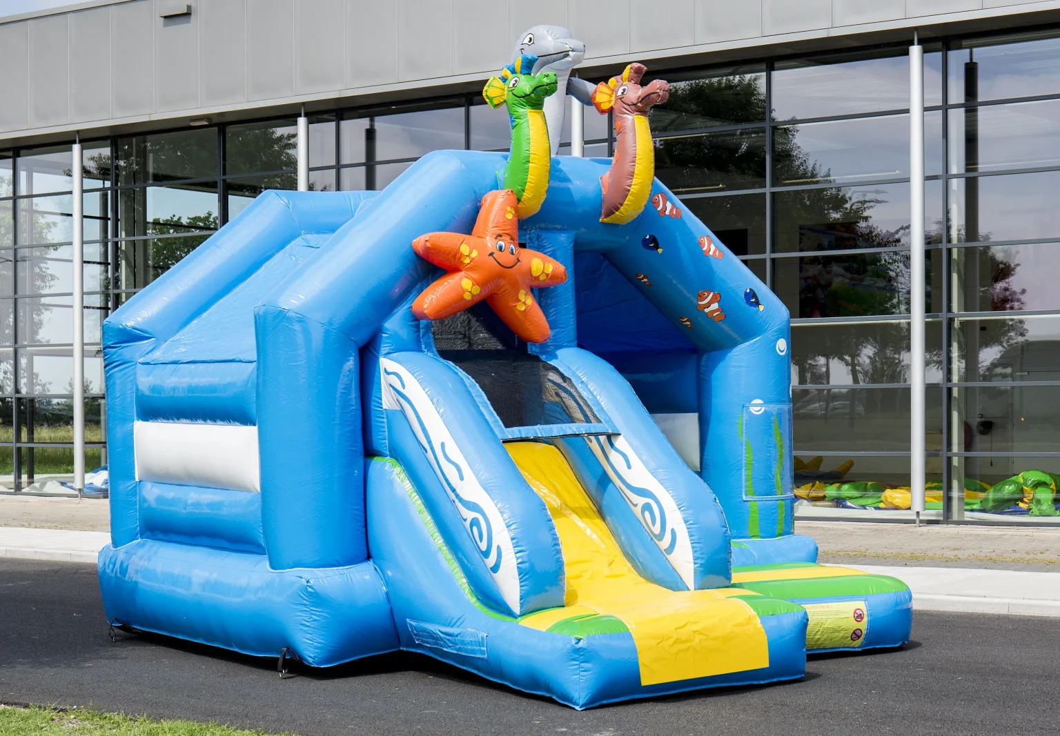 Hüpfburg mit Rutsche ‚Seaworld‘ auf Usedom – Ideal für Kindergeburtstagsfeiern und Sommerpartys mit Platz für bis zu 10 Personen.