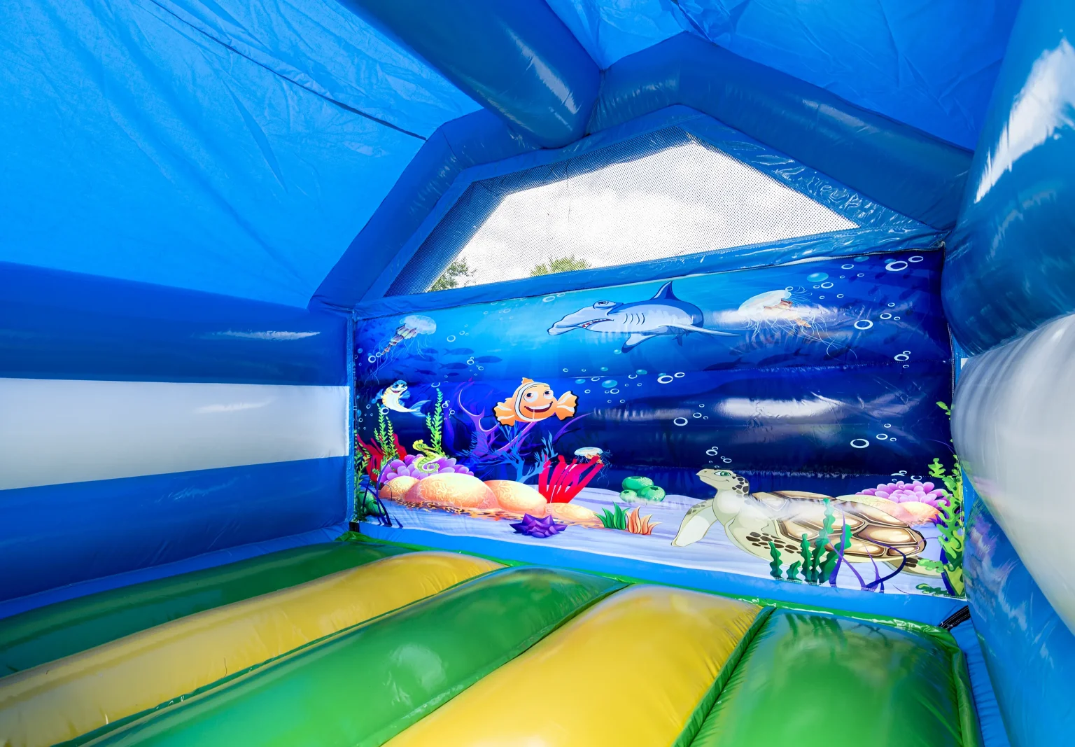 Hüpfburg mit Rutsche ‚Seaworld‘ auf Usedom – Ideal für Kindergeburtstagsfeiern und Sommerpartys mit Platz für bis zu 10 Personen.