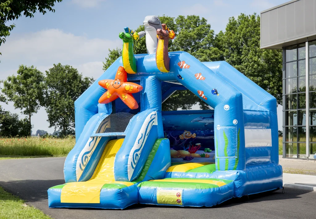 Hüpfburg mit Rutsche ‚Seaworld‘ auf Usedom – Ideal für Kindergeburtstagsfeiern und Sommerpartys mit Platz für bis zu 10 Personen.